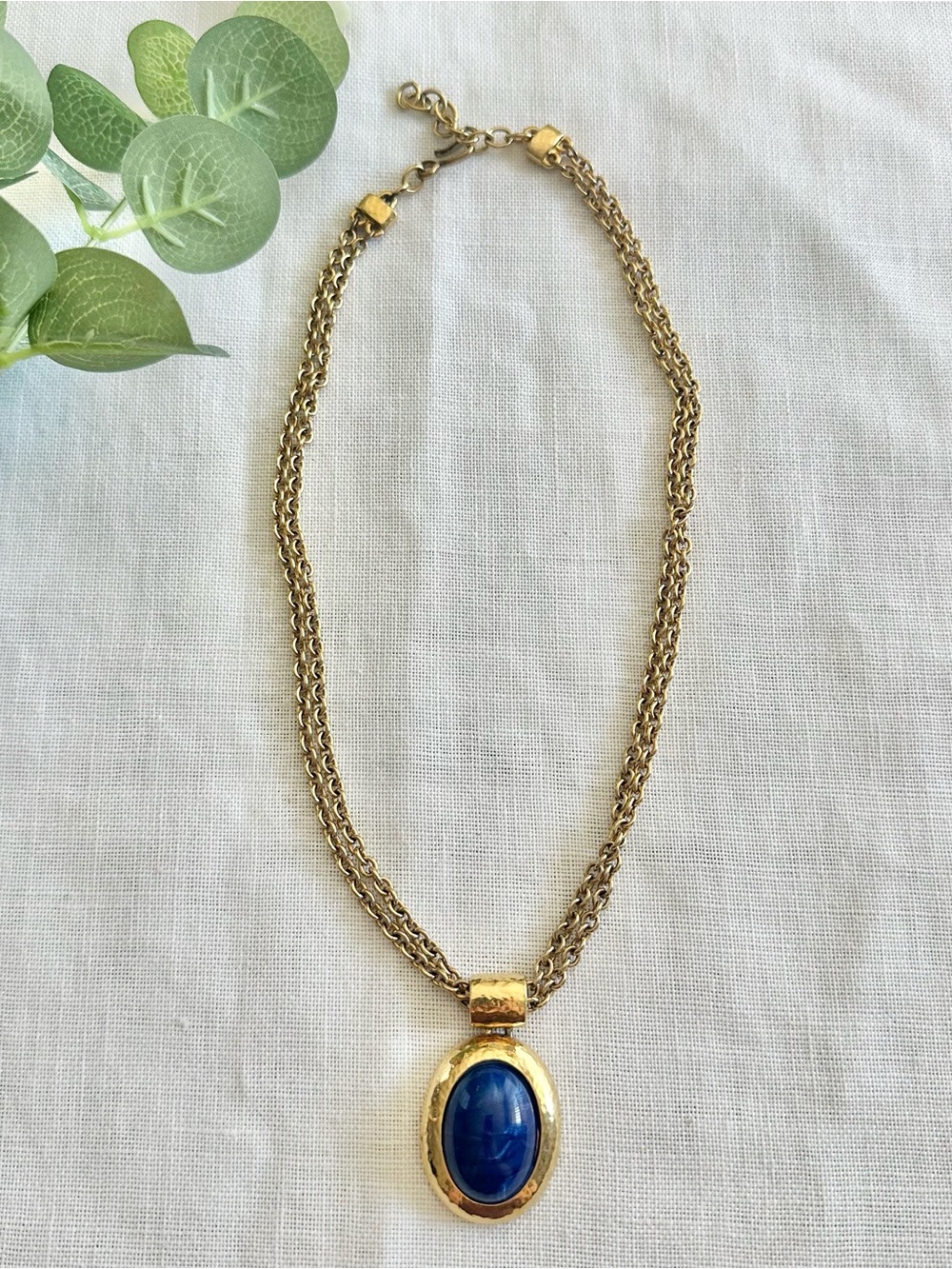 Vintage Monet gold-tone royal blue cabochon pendant necklace